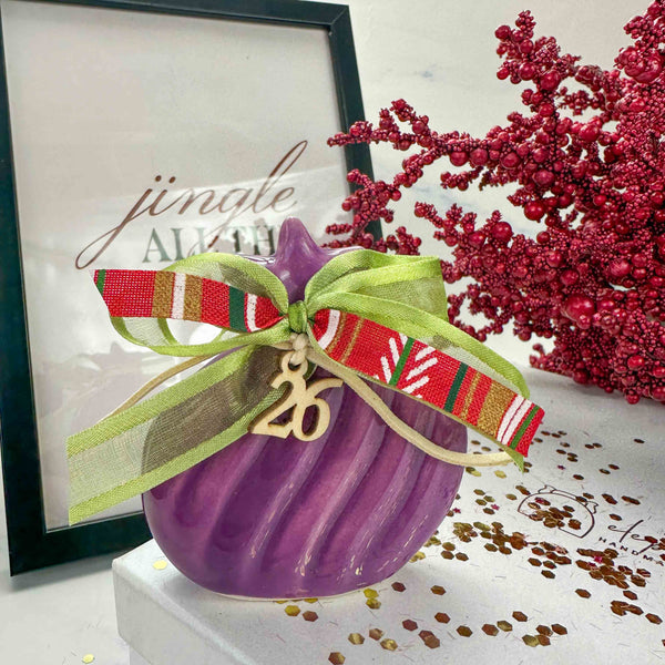 Γούρι 2026 Κεραμικό Ρόδι Μωβ με Ραβδώσεις και Χριστουγεννιάτικη Κορδέλα