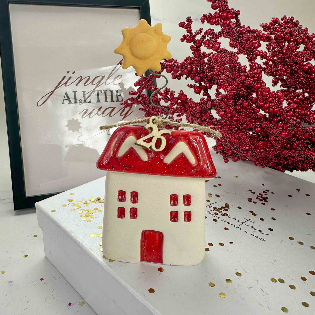 Κεραμικό Γούρι 2026 Σπίτι Ψηλό με Ήλιο – Κόκκινη Σκεπή