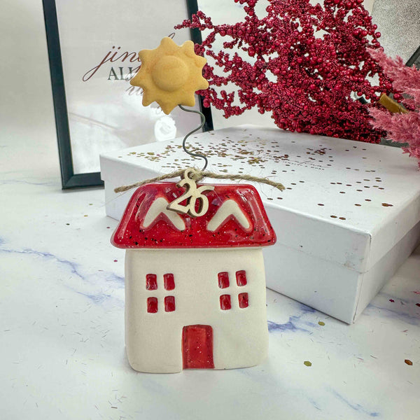 Κεραμικό Γούρι 2026 Σπίτι Ψηλό με Ήλιο – Κόκκινη Σκεπή