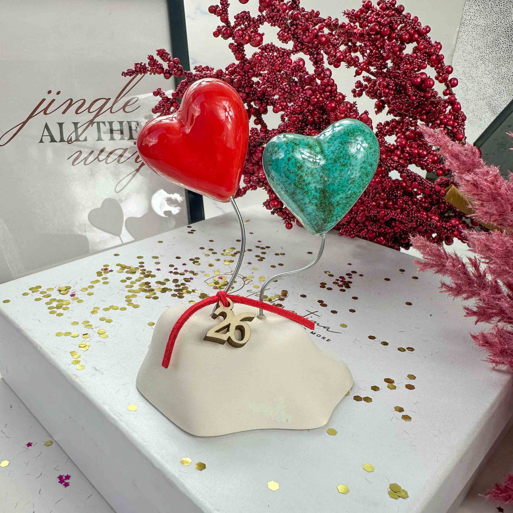 Γούρι 2026 Καρδιές Κεραμικές Κόκκινη και Τιρκουάζ σε Λευκή Βάση