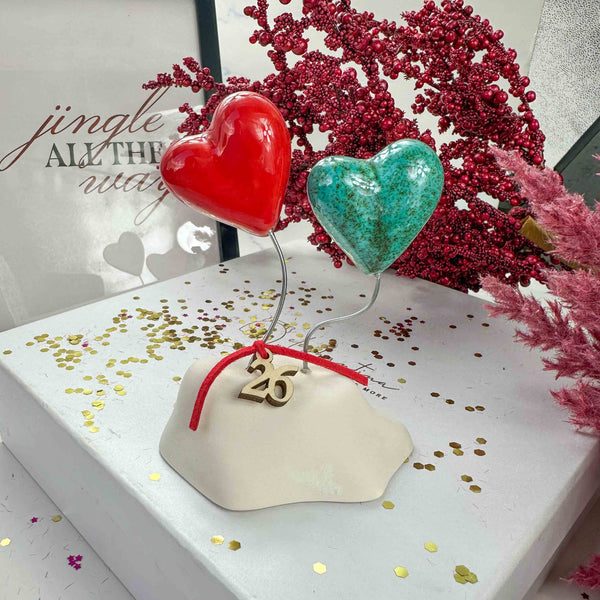 Γούρι 2026 Καρδιές Κεραμικές Κόκκινη και Τιρκουάζ σε Λευκή Βάση