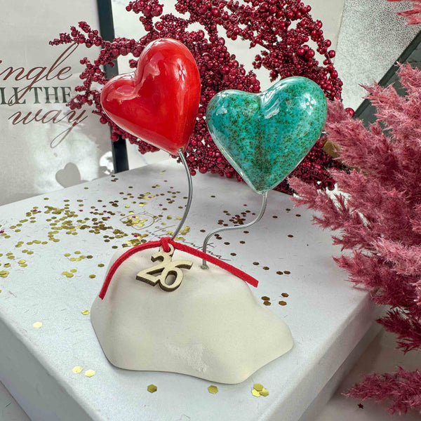 Γούρι 2026 Καρδιές Κεραμικές Κόκκινη και Τιρκουάζ σε Λευκή Βάση