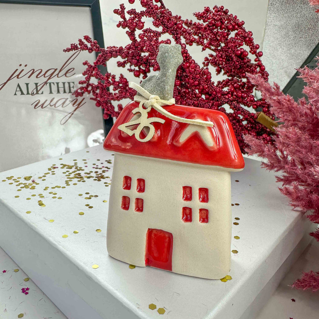 Κεραμικό Γούρι 2026 Σπίτι Ψηλό με Γατούλα – Κόκκινη Σκεπή