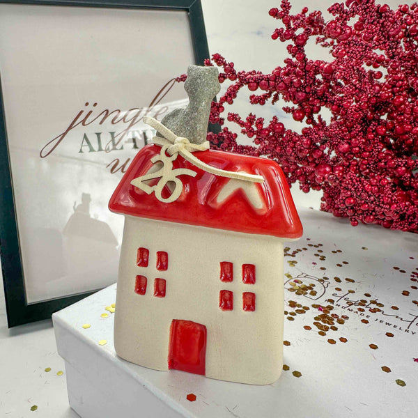 Κεραμικό Γούρι 2026 Σπίτι Ψηλό με Γατούλα – Κόκκινη Σκεπή