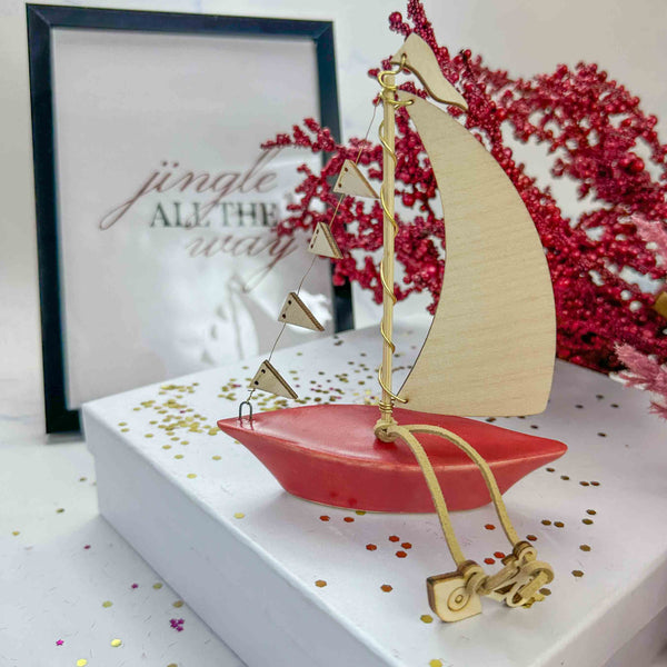 Κεραμικό Γούρι Καράβι 2026 – Κόκκινο με Ξύλινα Πανιά