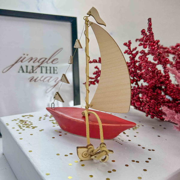 Κεραμικό Γούρι Καράβι 2026 – Κόκκινο με Ξύλινα Πανιά