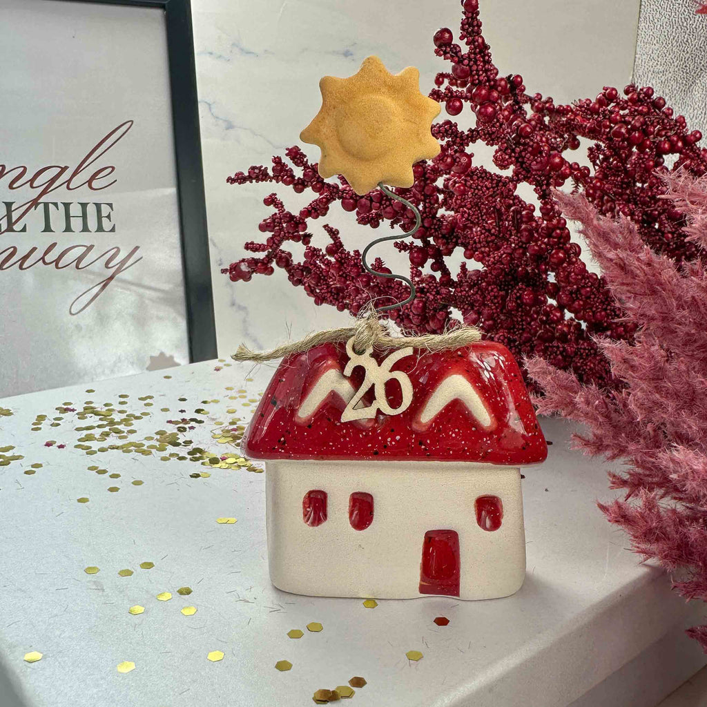 Κεραμικό Γούρι 2026 Σπίτι με Ήλιο – Κόκκινη Σκεπή