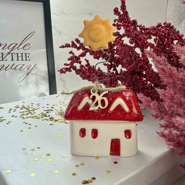 Κεραμικό Γούρι 2026 Σπίτι με Ήλιο – Κόκκινη Σκεπή