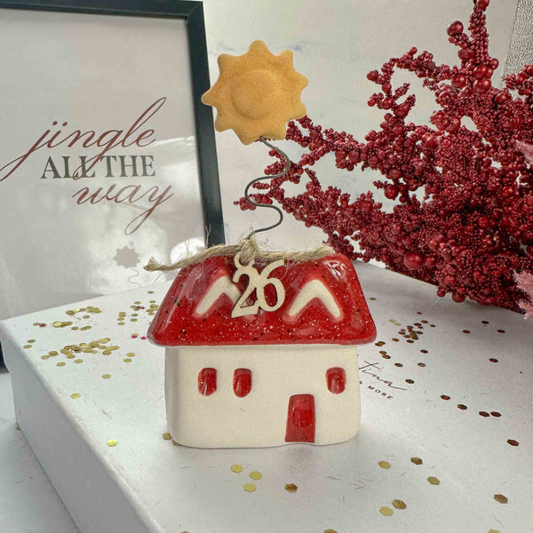 Κεραμικό Γούρι 2026 Σπίτι με Ήλιο – Κόκκινη Σκεπή