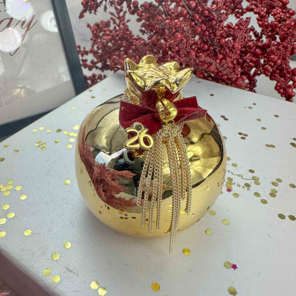 Χρυσό Κεραμικό Ρόδι Γούρι 2026 με Βελούδινο Φιόγκο & Χρυσές Αλυσίδες  (7×7cm)