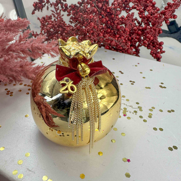 Χρυσό Κεραμικό Ρόδι Γούρι 2026 με Βελούδινο Φιόγκο & Χρυσές Αλυσίδες  (7×7cm)