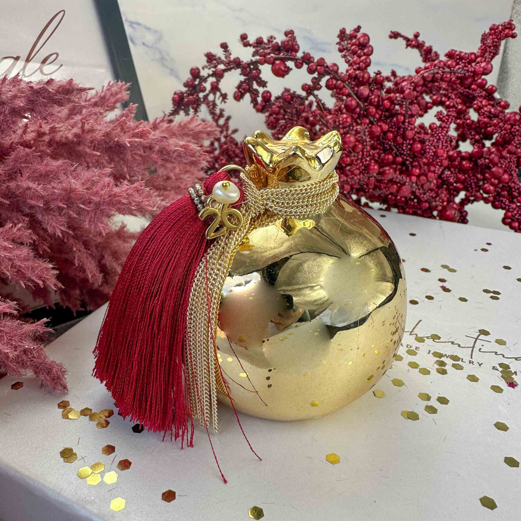 Χρυσό Κεραμικό Ρόδι Γούρι 2026 με Μπορντό Φούντα, Μαργαριτάρι & Αλυσίδα  (7×7cm)