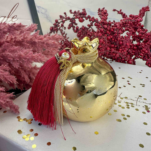 Χρυσό Κεραμικό Ρόδι Γούρι 2026 με Μπορντό Φούντα, Μαργαριτάρι & Αλυσίδα  (7×7cm)