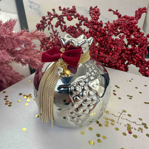 Ασημένιο Κεραμικό Ρόδι Γούρι 2026 με Βελούδινο Φιόγκο & Χρυσή Αλυσίδα  (7×7cm)