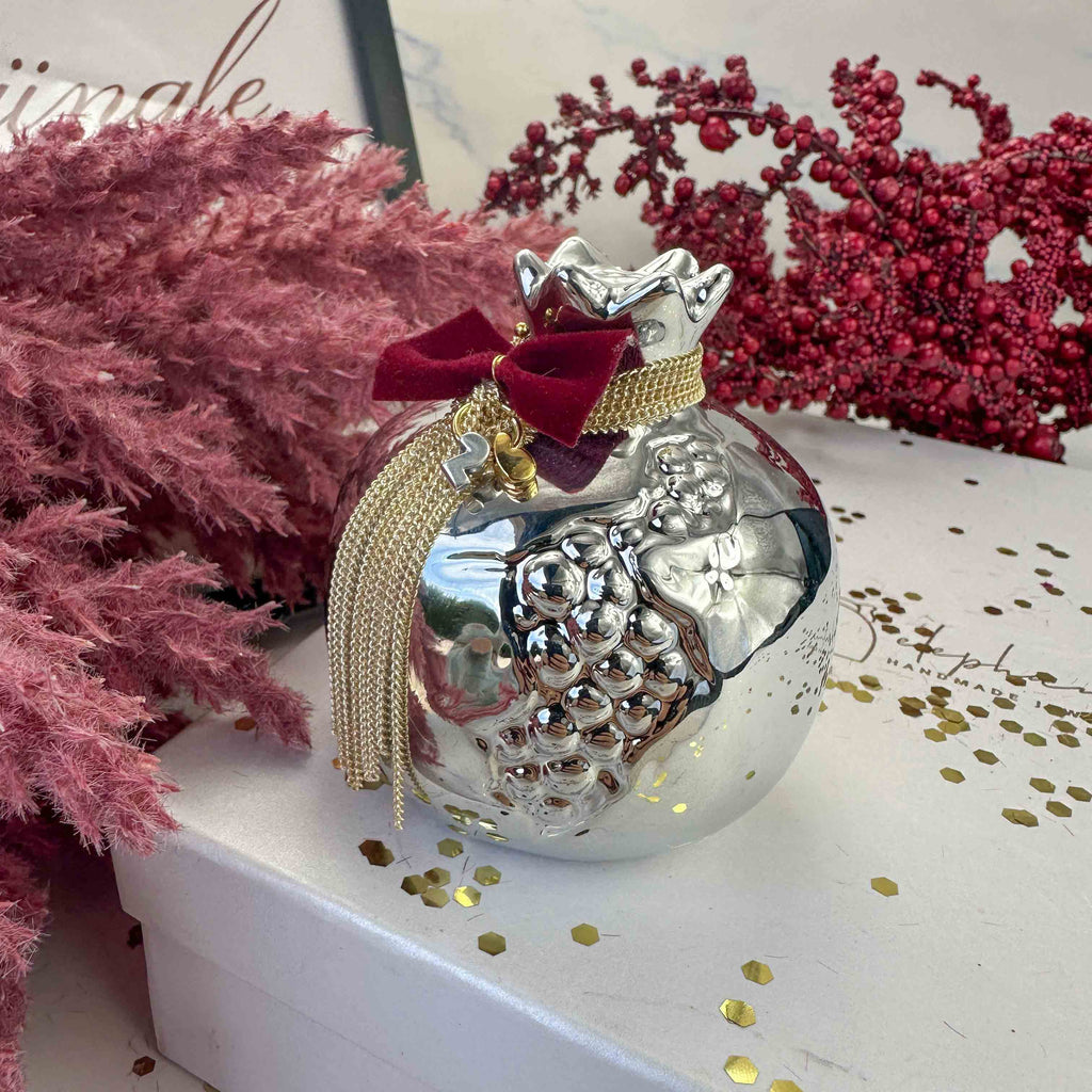 Ασημένιο Κεραμικό Ρόδι Γούρι 2026 με Βελούδινο Φιόγκο & Χρυσή Αλυσίδα  (7×7cm)