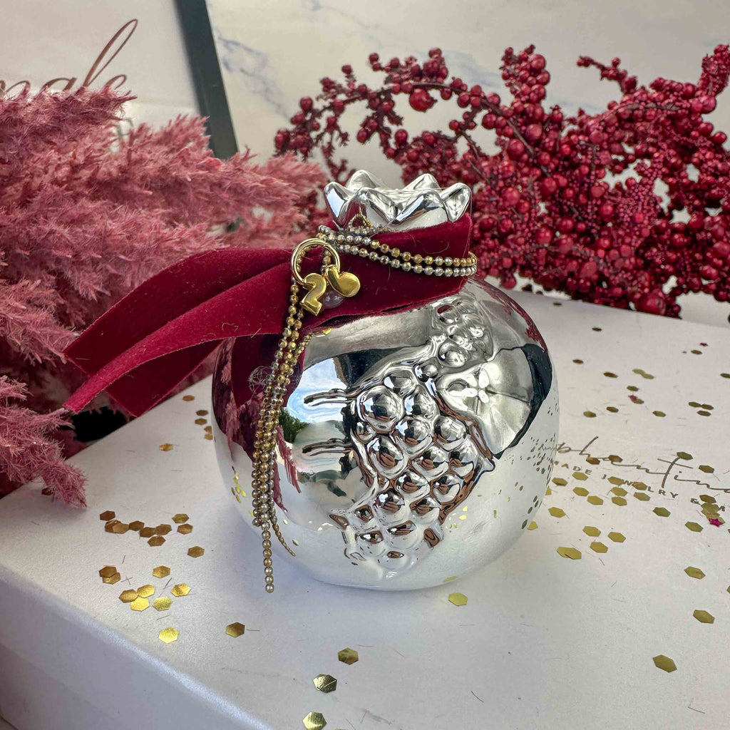 Γούρι 2026 Ασημένιο Κεραμικό Ρόδι με Βελούδινη Κορδέλα  (7×7cm)