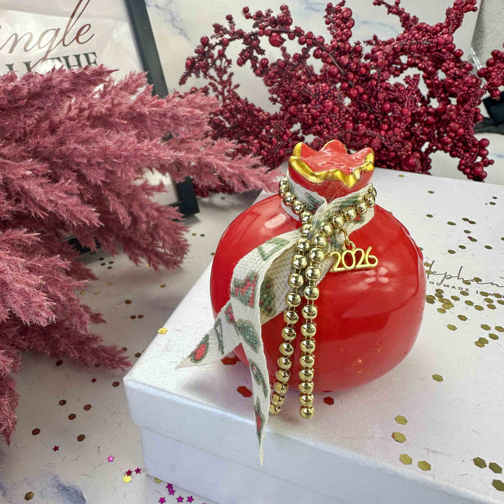 Γούρι 2026 Κεραμικό Ρόδι Κόκκινο με Χριστουγεννιάτικη Κορδέλα & Χρυσή Γιρλάντα (7×7cm)