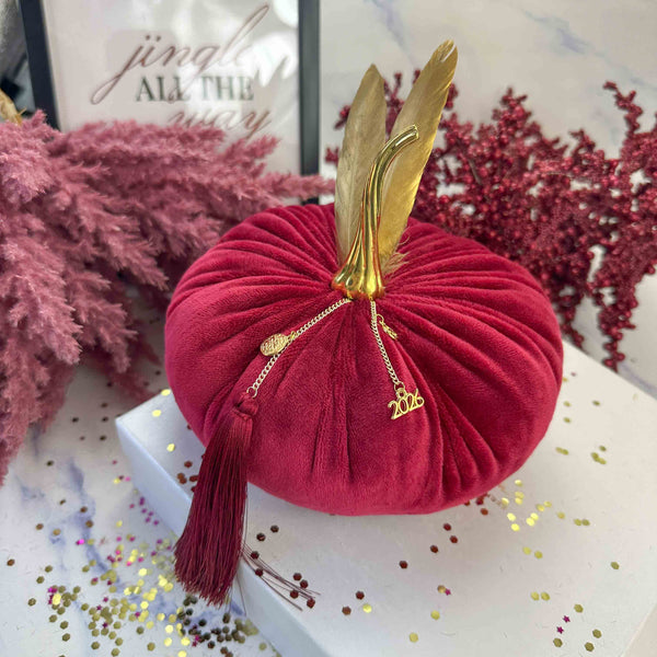 Διακοσμητική Βελούδινη Κολοκύθα Γούρι 2026 Μπορντό με Χρυσές Λεπτομέρειες