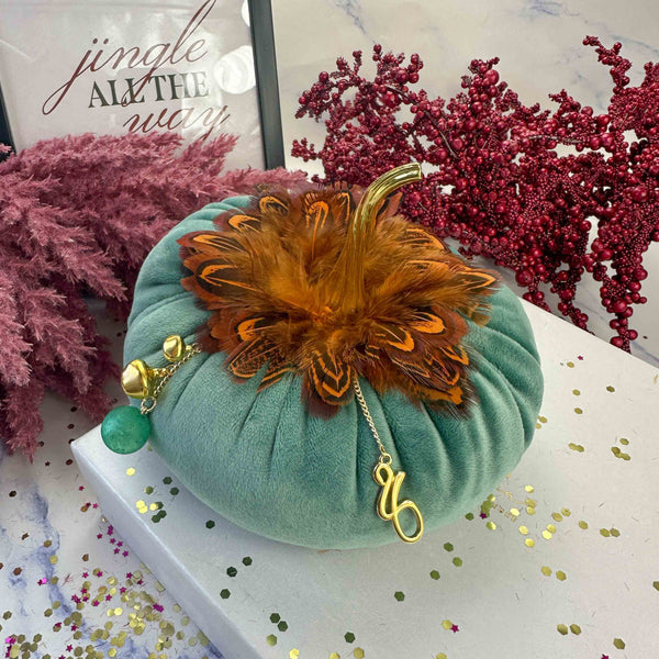 Διακοσμητική Βελούδινη Κολοκύθα Σομόν-Πράσινη Γούρι 2026 με Φτερά