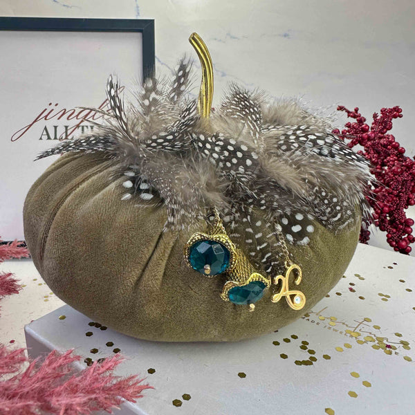 Βελούδινη Κολοκύθα Διακοσμητική Χακί Γούρι 2026 με Φτερά