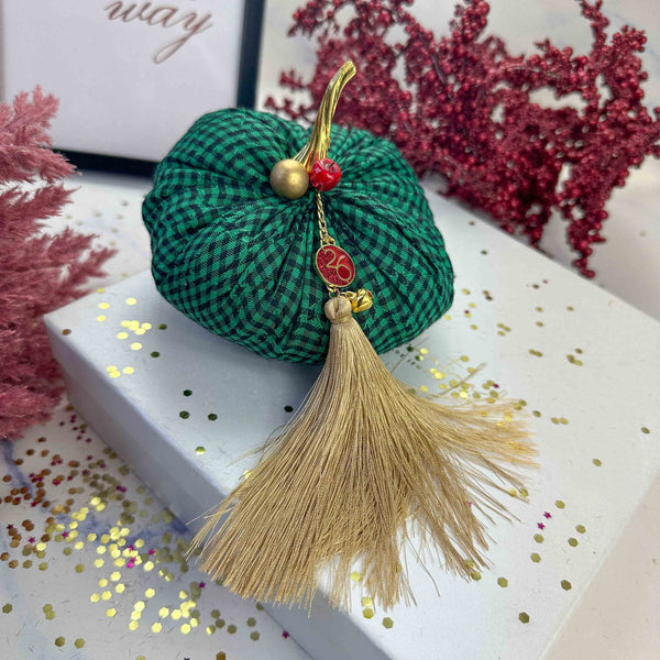 Διακοσμητική Κολοκύθα Ύφασμα Καρό Πράσινο με Γούρι 2026 & Χρυσή Φούντα