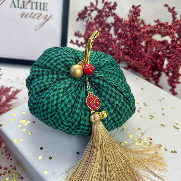 Διακοσμητική Κολοκύθα Ύφασμα Καρό Πράσινο με Γούρι 2026 & Χρυσή Φούντα