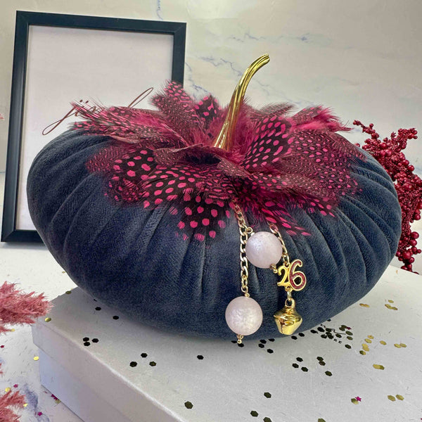 Βελούδινη Κολοκύθα Μπλε Γούρι 2026 με Φτερά, Πέρλες