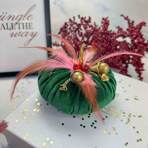 Πράσινη Βελούδινη Κολοκύθα Γούρι 2026 με Ροζ Φτερά