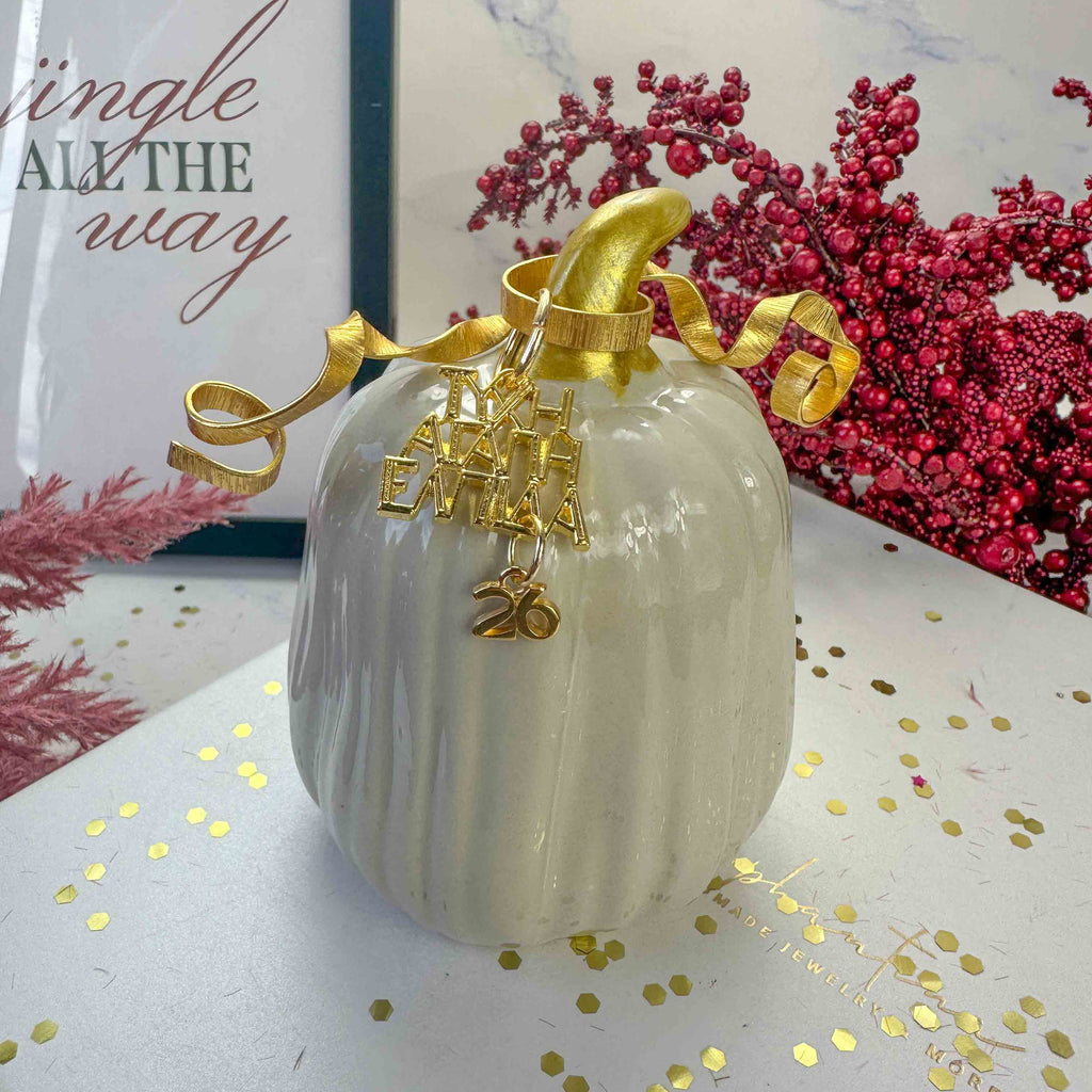 Κεραμική Διακοσμητική Κολοκύθα Εκρού Γούρι 2026 με Χρυσή Λεπτομέρεια