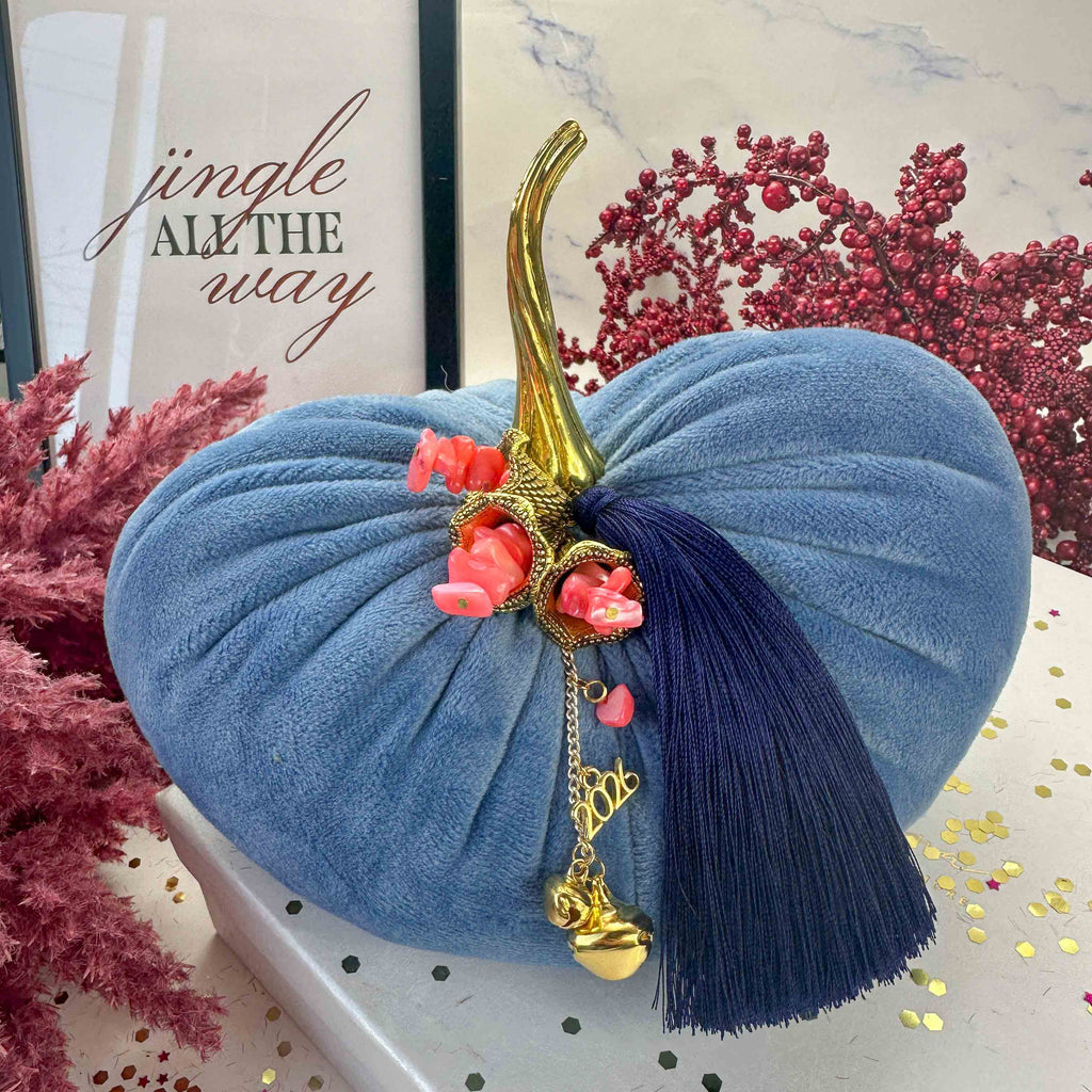 Γαλάζια Βελούδινη Κολοκύθα Γούρι 2026 με Κοράλλι & Μπλε Φούντα