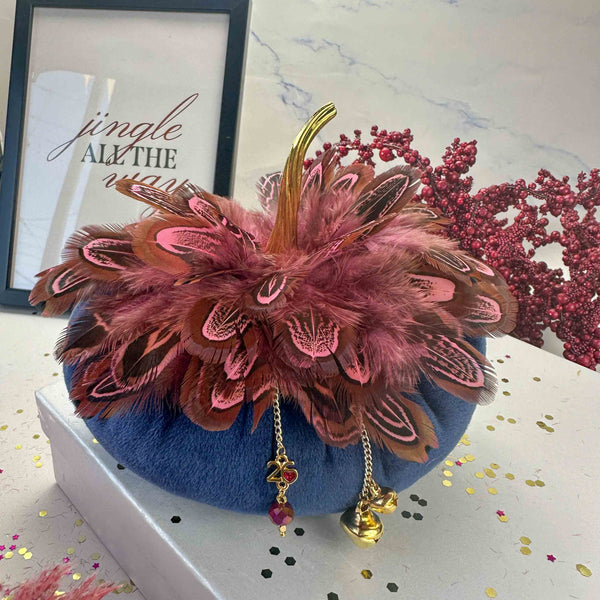 Μπλε Βελούδινη Κολοκύθα Γούρι 2026 με Φτερά