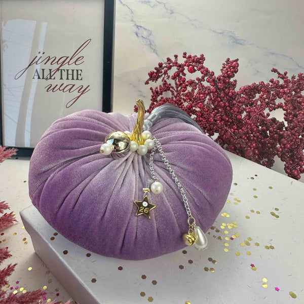 Λιλά Βελούδινη Κολοκύθα Γούρι 2026 με Πέρλες