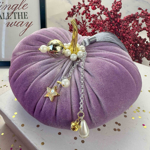 Λιλά Βελούδινη Κολοκύθα Γούρι 2026 με Πέρλες