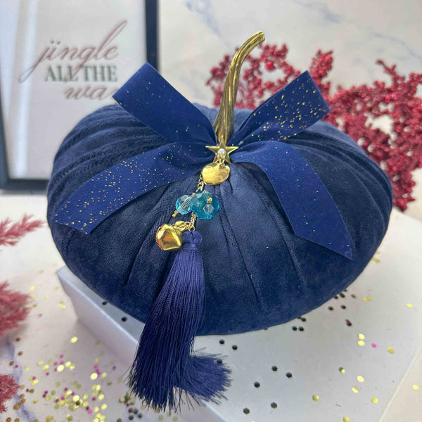 Μπλε Βελούδινη Κολοκύθα Γούρι με Χρυσές Λεπτομέρειες & Φιόγκο – 2026