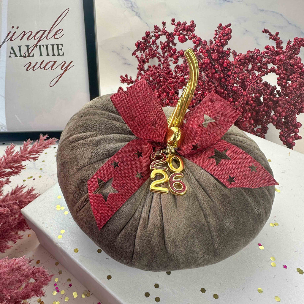 Καφέ Βελούδινη Κολοκύθα Γούρι 2026 με Μπορντό Κορδέλα