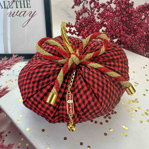 Καρό Υφασμάτινη Κολοκύθα Γούρι 2026 με Ματάκι & Χρυσές Λεπτομέρειες