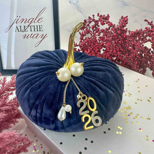 Μπλε Βελούδινη Κολοκύθα Γούρι με Πέρλες – 2026