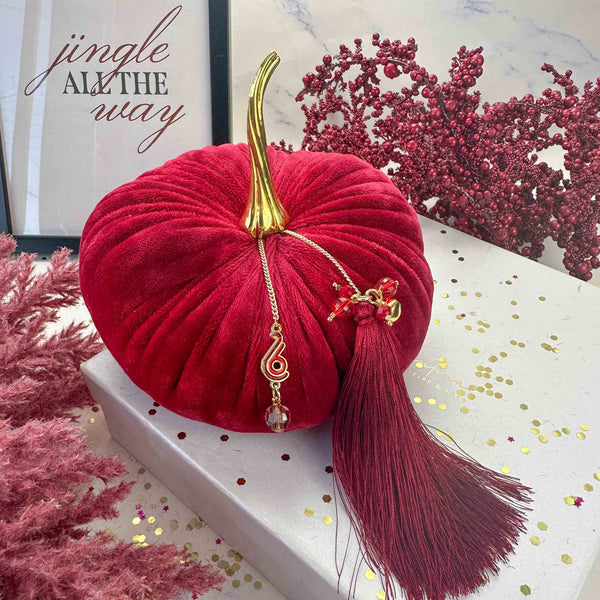 Κόκκινη Βελούδινη Κολοκύθα με Χρυσή Αλυσίδα & Φούντα – 2026