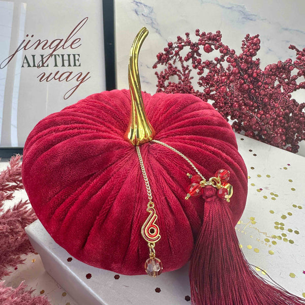 Κόκκινη Βελούδινη Κολοκύθα με Χρυσή Αλυσίδα & Φούντα – 2026