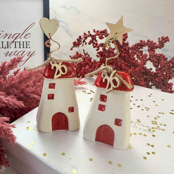 Κεραμικό Γούρι 2026 Σπίτι με Αστέρι ή Καρδιά – Κόκκινη Σκεπή