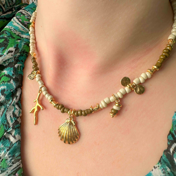 Κολιέ δίχρωμο με πέτρες και κοχύλια