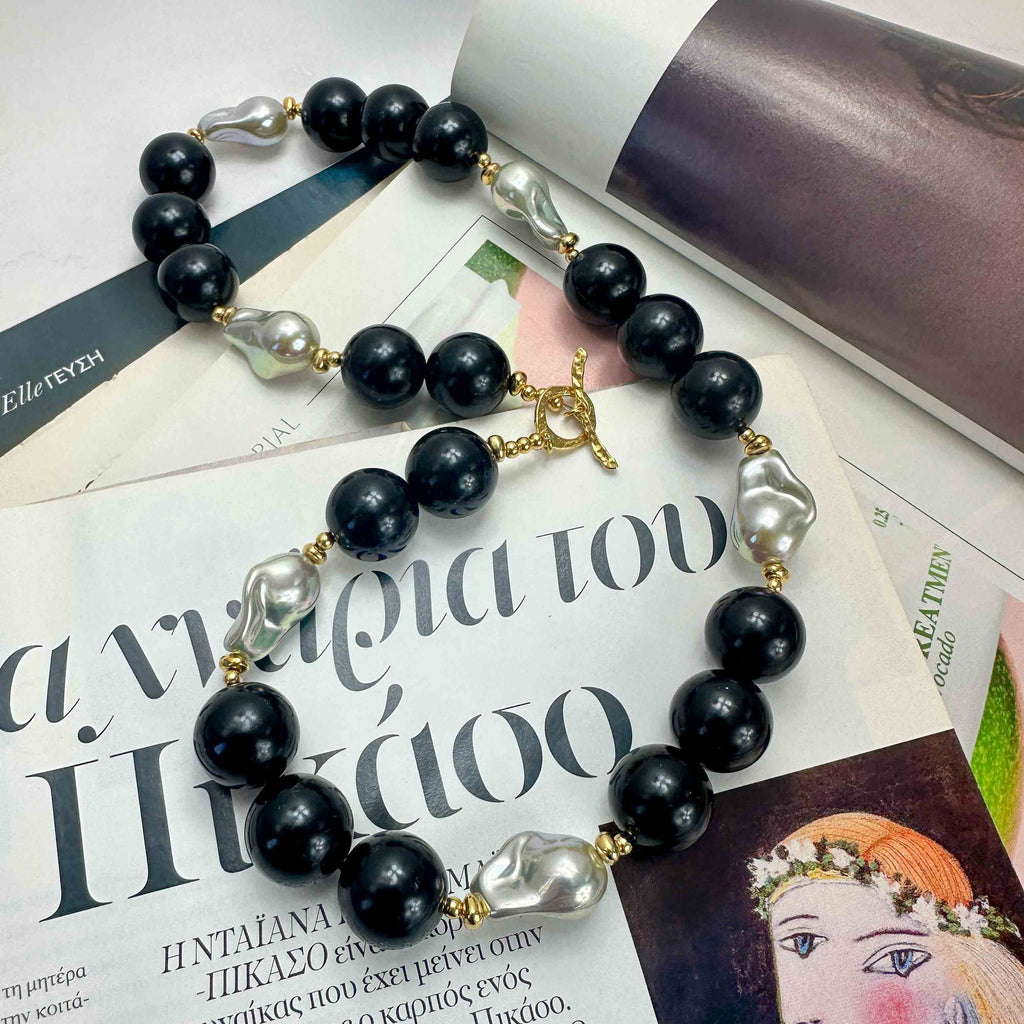 Κολιέ με Μαύρες Χάντρες, Ανόμοιες Πέρλες & Επίχρυσα Στοιχεία