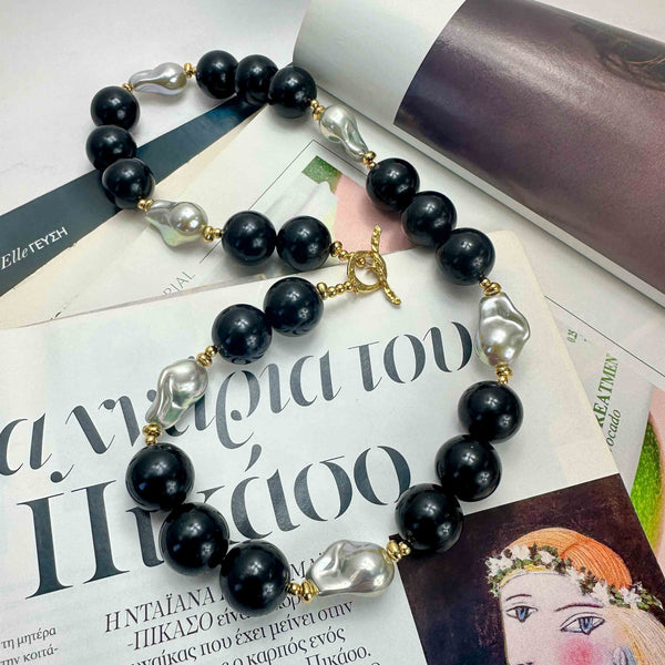 Κολιέ με Μαύρες Χάντρες, Ανόμοιες Πέρλες & Επίχρυσα Στοιχεία