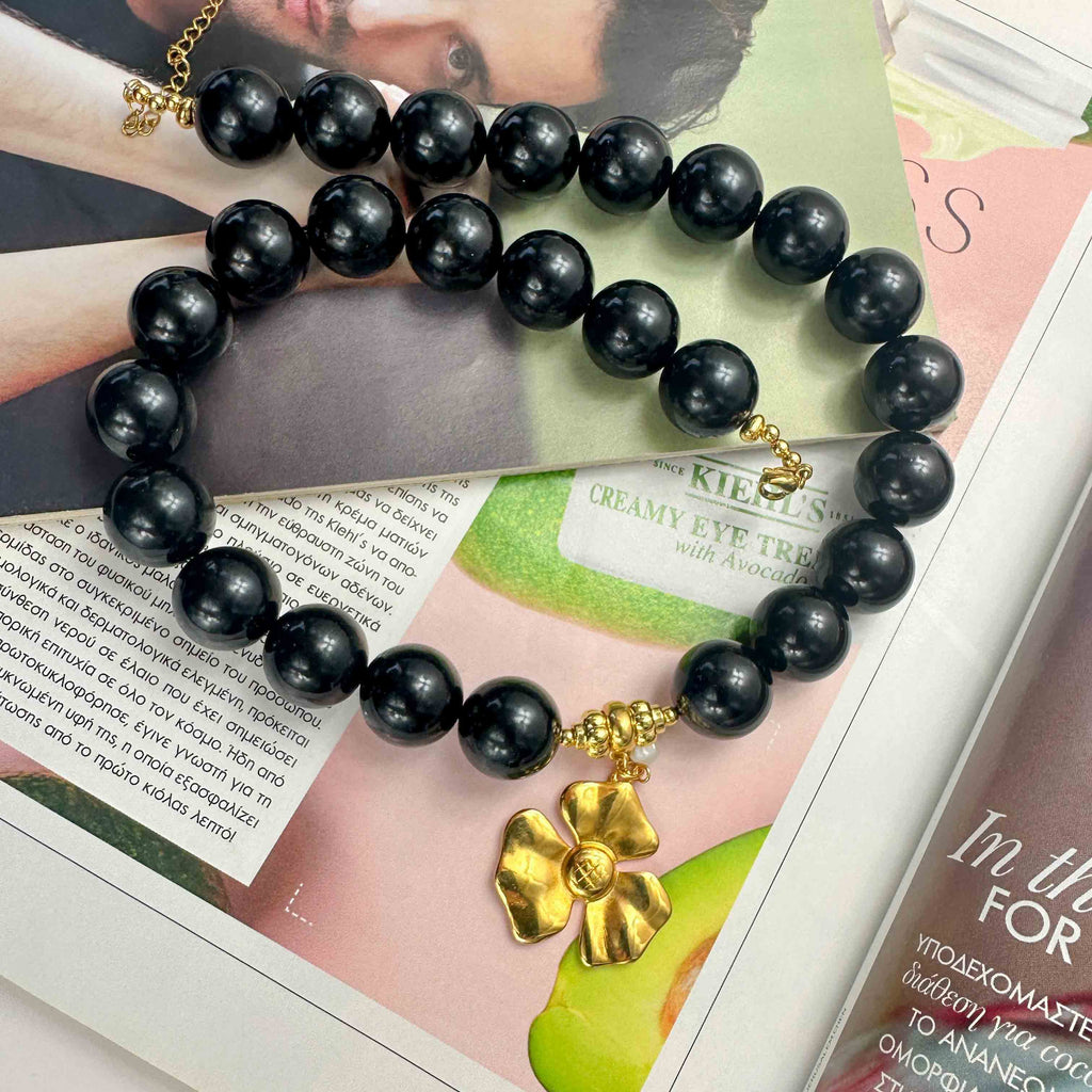 Κολιέ με Μαύρες Χάντρες Κι Επίχρυσο Μενταγιόν Λουλούδι