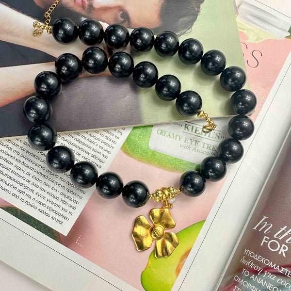 Κολιέ με Μαύρες Χάντρες Κι Επίχρυσο Μενταγιόν Λουλούδι