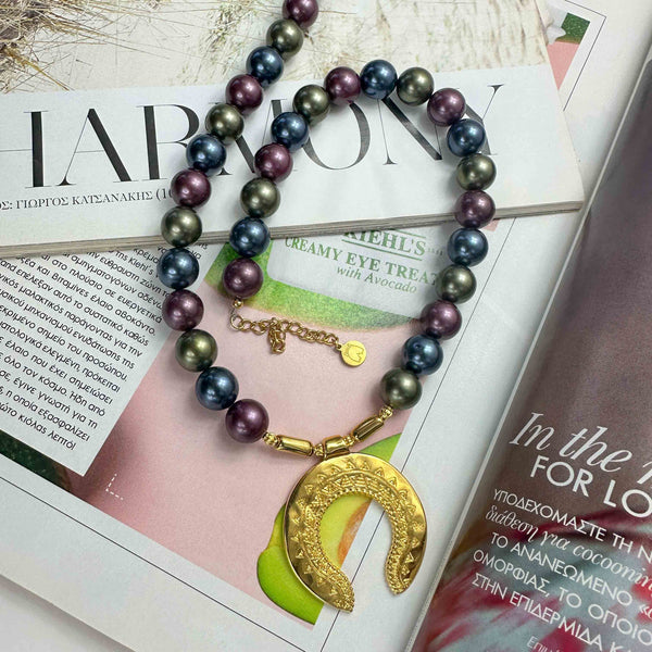 Κολιέ με Πολύχρωμες Πέρλες & Επίχρυσο Μενταγιόν Πέταλο – Χειροποίητο Κόσμημα Τύχης