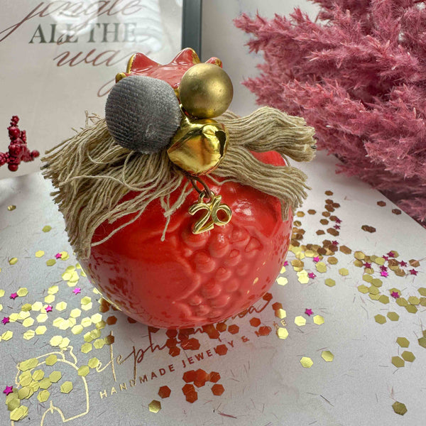 Κεραμικό Ρόδι Διακοσμητικό – Γούρι 2026 με Φυσικό Βαμβακερό Σχοινάκι (7×7cm)