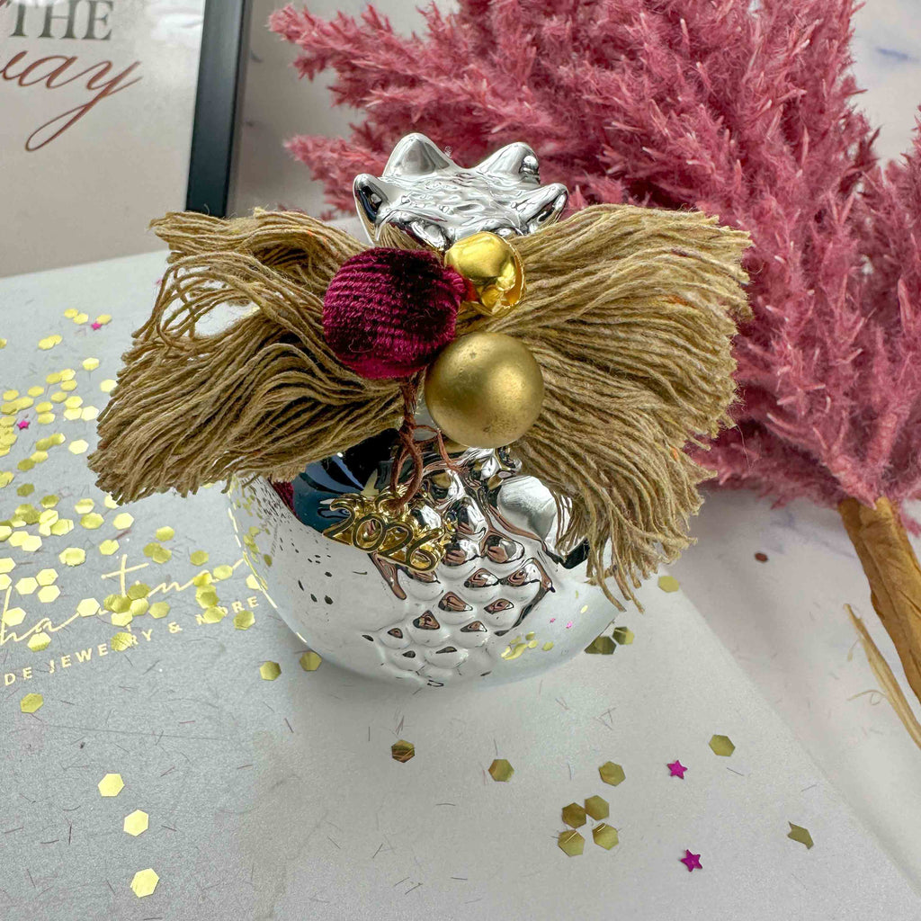 Κεραμικό Ασημί Ρόδι Διακοσμητικό – Γούρι 2026 με Μπεζ Βαμβακερές Κλωστές (7×7cm)