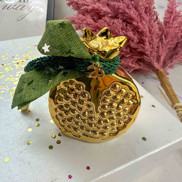 Χρυσό Κεραμικό Ρόδι Γούρι 2026 – Διακοσμητικό με Κορδέλα & Μεταξωτά Σχοινιά (7.5x7εκ.)