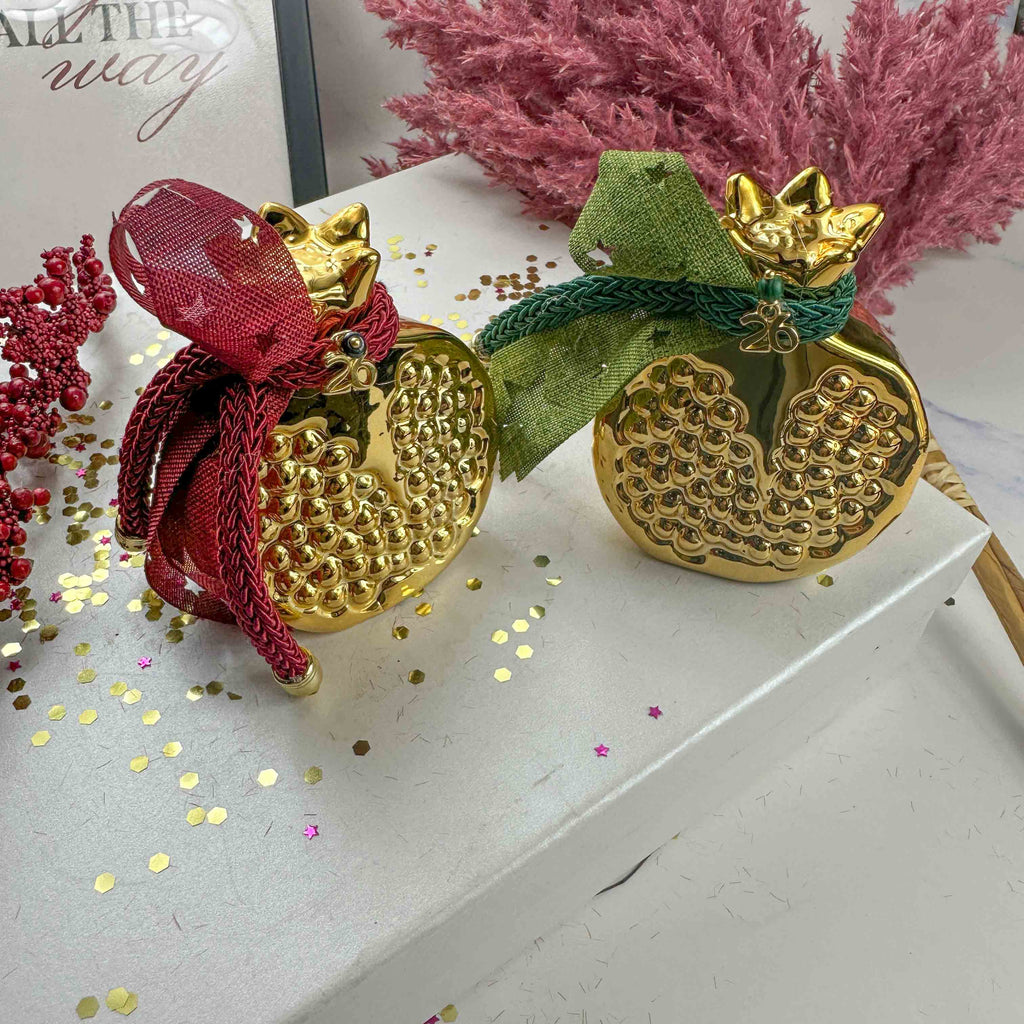 Χρυσό Κεραμικό Ρόδι Γούρι 2026 – Διακοσμητικό με Κορδέλα & Μεταξωτά Σχοινιά (7.5x7εκ.)